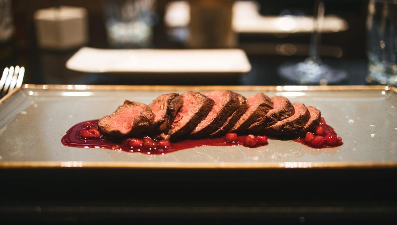 Roomers, Frankfurt, A Member Of Design Hotels Frankfurt am Main Exterior foto A steak prepared with a cranberry glaze
