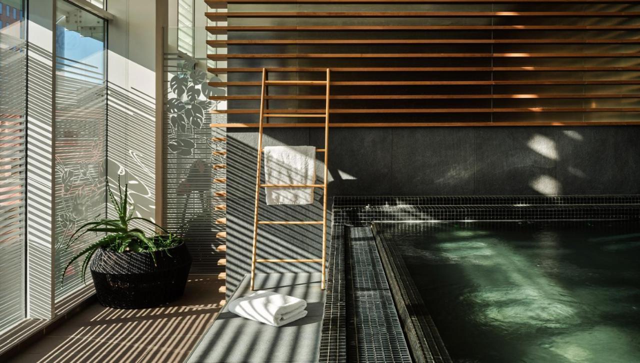 Roomers, Frankfurt, A Member Of Design Hotels Frankfurt am Main Exterior foto The swimming pool at the hotel