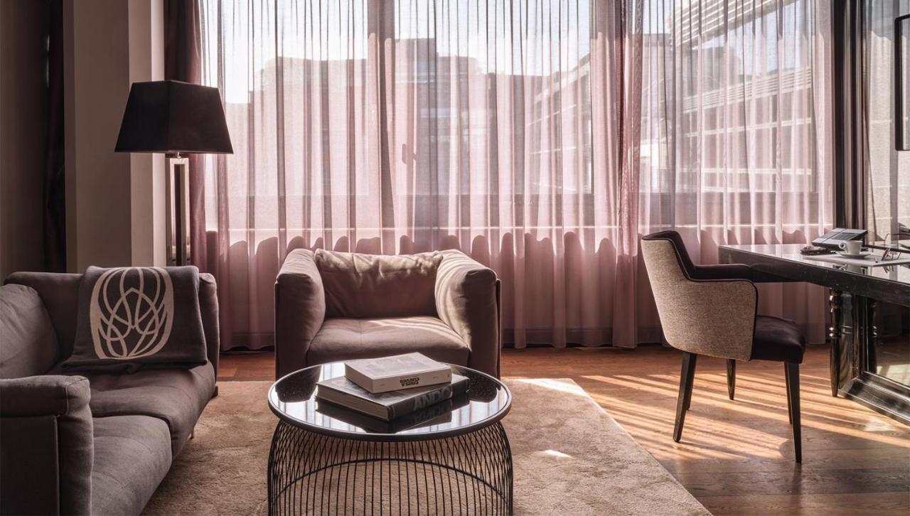 Roomers, Frankfurt, A Member Of Design Hotels Frankfurt am Main Exterior foto A living room at the Mandarin Oriental, Munich