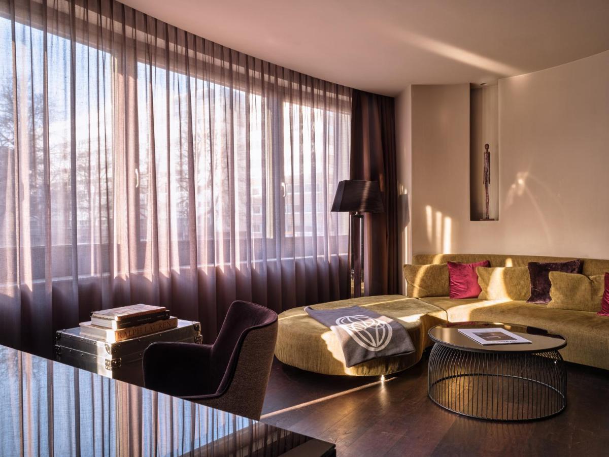 Roomers, Frankfurt, A Member Of Design Hotels Frankfurt am Main Exterior foto A suite at the Mandarin Oriental, Munich