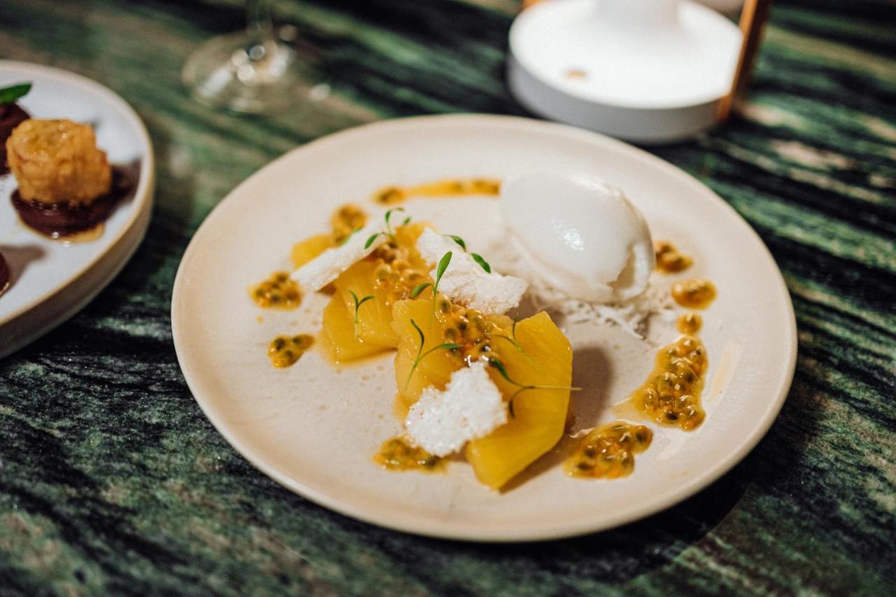 Roomers, Frankfurt, A Member Of Design Hotels Frankfurt am Main Exterior foto A dessert at the restaurant