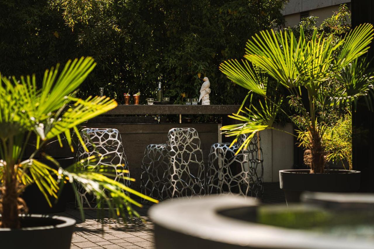 Roomers, Frankfurt, A Member Of Design Hotels Frankfurt am Main Exterior foto The bar at the rooftop