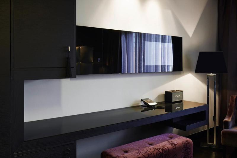 Roomers, Frankfurt, A Member Of Design Hotels Frankfurt am Main Quarto foto A television in a hotel room