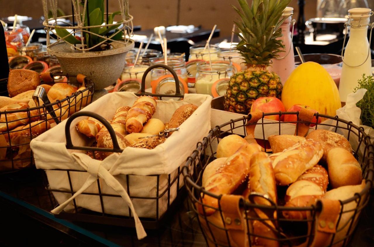 Roomers, Frankfurt, A Member Of Design Hotels Frankfurt am Main Exterior foto A selection of bread and fruit at a buffet