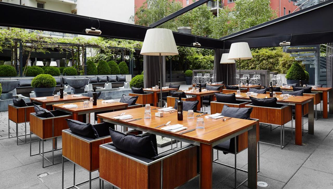 Roomers, Frankfurt, A Member Of Design Hotels Frankfurt am Main Exterior foto The outdoor dining area